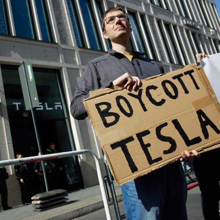 Les ventes de Tesla ont souffert d'un mouvement de protestation, ici à Berlin en avril, consécutif au rapprochement d'Elon Musk avec Donald Trump (archives).