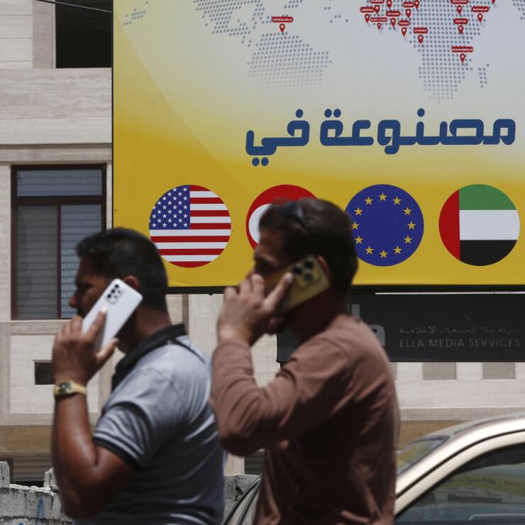 L'Union européenne lève les sanctions à l'encontre de la Syrie.