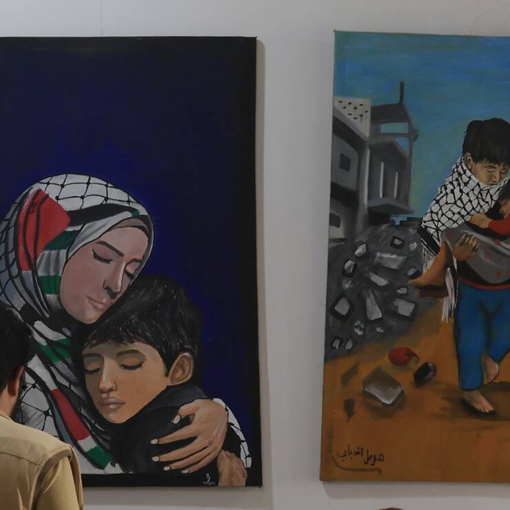 L'exposition intitulée « Le cri de Gaza » présente plus de 300 toiles à l'huile et dessins humoristiques réalisés par des artistes yéménites en solidarité avec le peuple palestinien de la bande de Gaza.