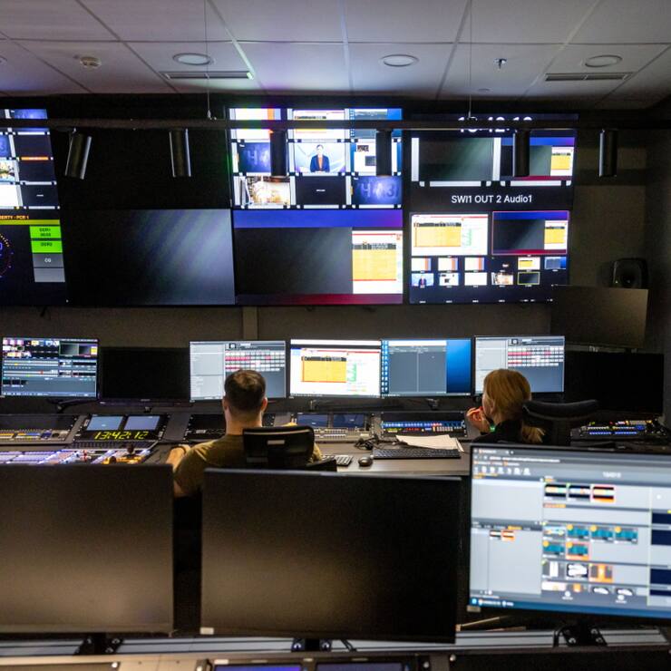 Le personnel travaille dans la salle de contrôle des studios de télévision au siège de Radio Free Europe/Radio Liberty à Prague.