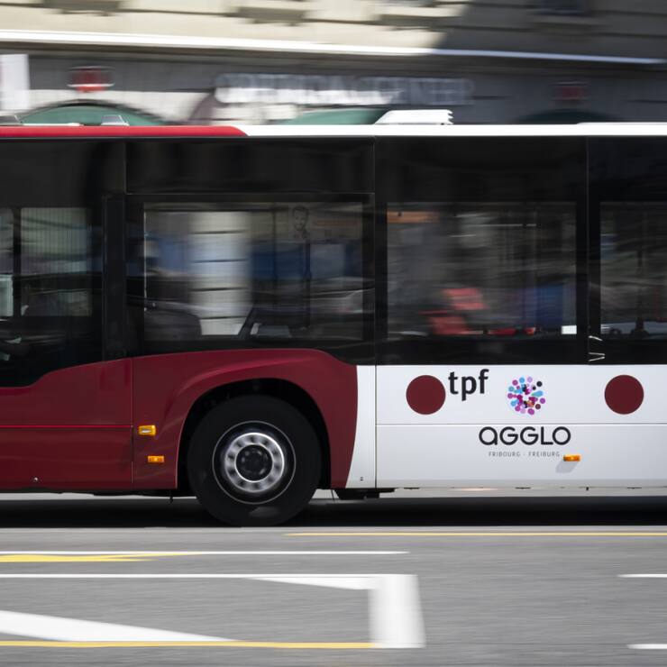 Le transport régional de voyageurs  est un pilier du bon fonctionnement de la vie quotidienne en
Suisse. Il amène les personnes au travail, dans les magasins ou sur leur lieu de loisir. Il relie les villages aux agglomérations ainsi qu&#8217;aux centres et aux villes (archives).