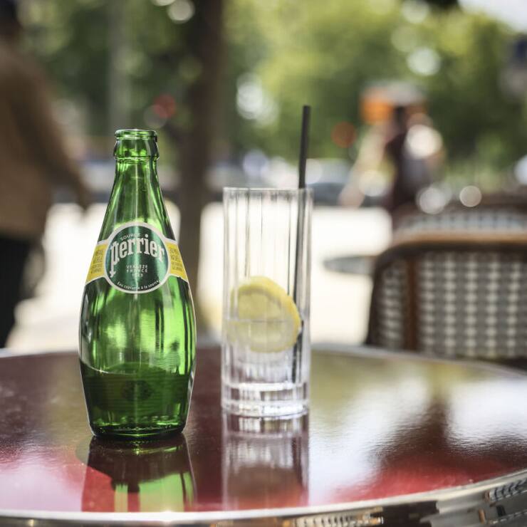 Nestlé Waters a utilisé des traitements interdits (UV, charbon actif) sur ses eaux minérales Perrier, Hépar et Contrex, avant de faire approuver par les pouvoirs publics en 2023 un nouveau système de traitement par microfiltration fine.