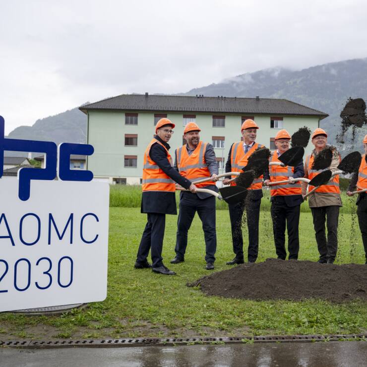 Fabrice Thétaz (président de Monthey), Grégoire Praz (directeur TPC),  Martin von Kaenel (directeur adjoint de l'OFT), Franz Ruppen (conseiller d'Etat), Olivier Français, (président TPC), Olivier Turin (président Collombey-Muraz) et Edouard Thebault (chef de projet) ont donné le 1er coup de pioche.