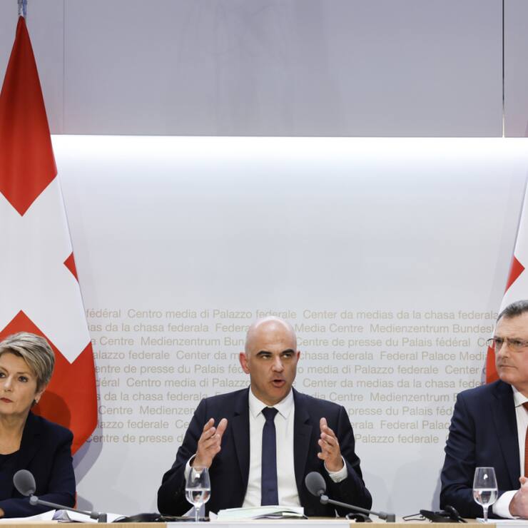 La conseillère fédérale Karin Keller-Sutter, le président de la Confédération Alain Berset et le président de la Banque nationale suisse Thomas Jordan annoncent la reprise de Credit suisse par UBS au soir du 19 mars 2023. (archives)