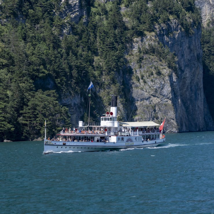 Le bateau à vapeur "Schiller" navigue tous les jours entre Lucerne et Flüelen (UR), traversant les paysages qui ont marqué Johann Wolfgang von Goethe, puis inspiré Friedrich Schiller. Ses passagers peuvent y découvrir l'exposition depuis samedi et durant tout l'été (archives).