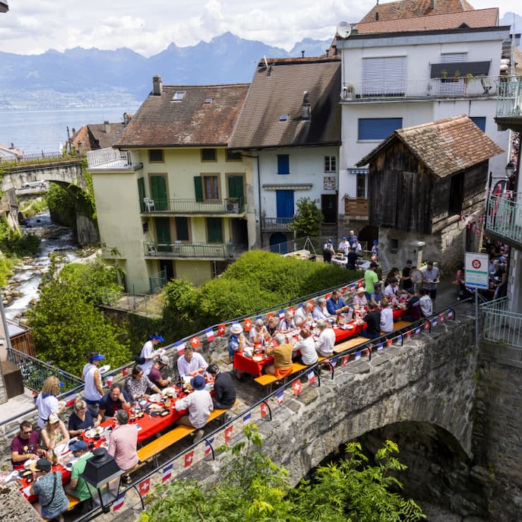 La manifestation s'est déroulée en plein air, avec comme épicentre le pont de pierre du Moulin, qui surplombe la douane et relie les parties française et suisse de Saint-Gingolph.