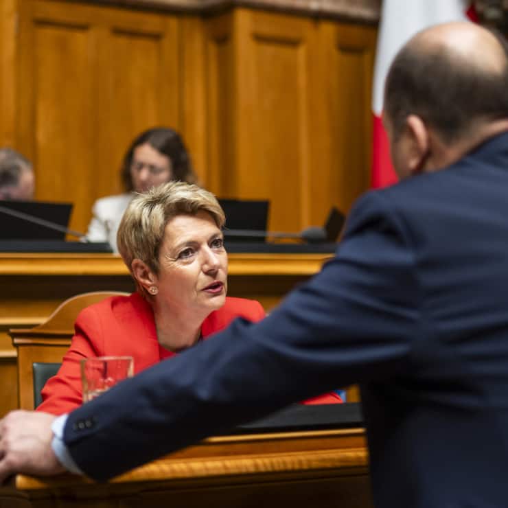 La ministre des finances Karin Keller-Sutter a défendu les comptes et budgets de la Confédération au Parlement.