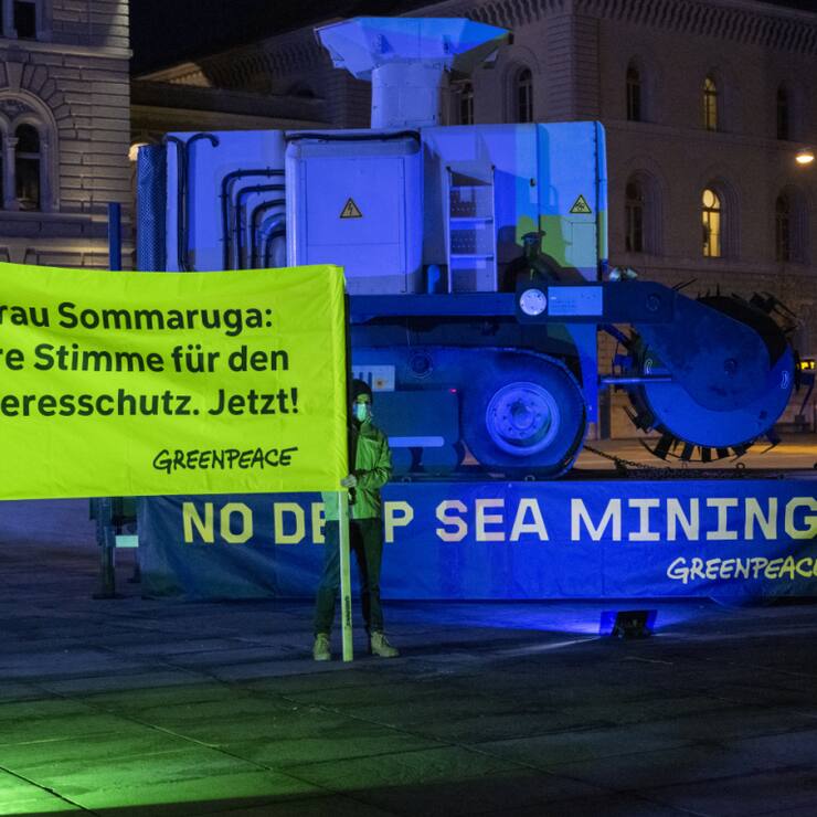 Une action d'activiste de Greenpeace à Berne demandant l'interdiction de l'extraction minière en haute mer en 2022. Des scientifiques estiment que cela devrait être interdit "pour toujours" de même que la pêche en haute mer et ce afin de protéger la biodiversité des océans (image d'illustration).