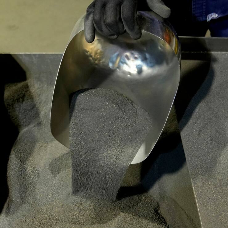 La production répond à la forte demande de nickel, principalement pour fabriquer de l'acier inoxydable, et indispensable à la plupart des batteries des véhicules électriques. Pas moins de 17% du nickel mondial provenait de la seule mine indonésienne de Weda Bay en 2023.