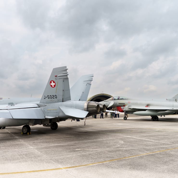 Un avion F/A-18 de l'Armee Suisse, à gauche, et un Eurofighter de l'Armee italienne en arrière-plan. Il y avait aussi lors de cet exercice en Italie des F-35 de l'armée de la Péninsule, futurs avions des Forces aériennes helvétiques.