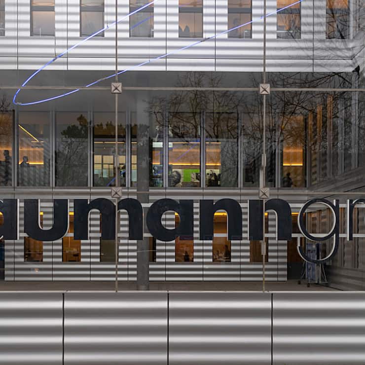 Le spécialiste des implants dentaires Straumann pourrait supprimer jusqu'à 250 emplois sur son site de Villeret, dans le canton de Berne. (archives)