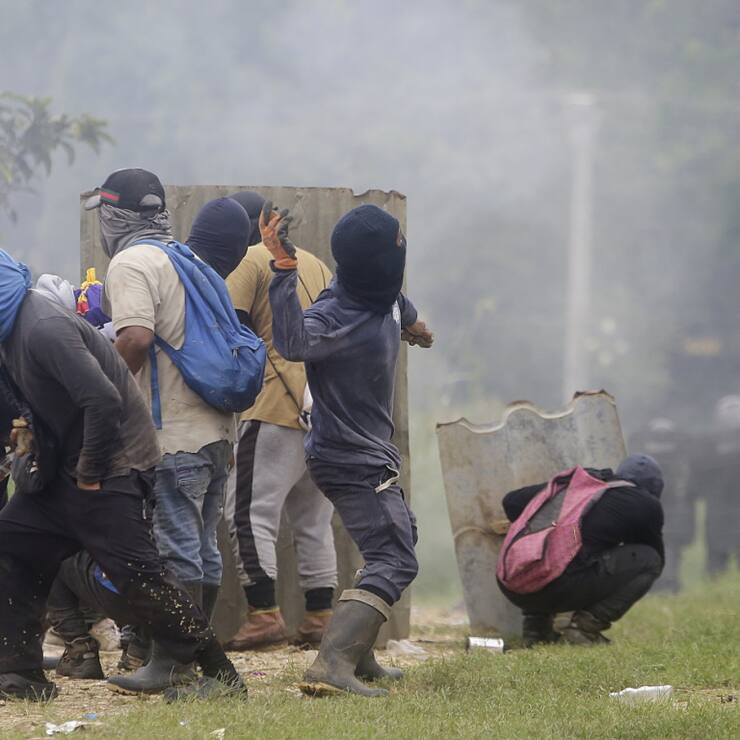 Des manifestants qui protestent contre la nouvelle loi sur la sécurité sociale, font face aux forces de l'ordre.