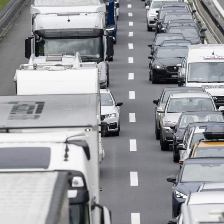 Pour se rendre dans le sud à la Pentecôte, il faut s'armer de patience devant le tunnel routier du Gothard. (photo d'archives)