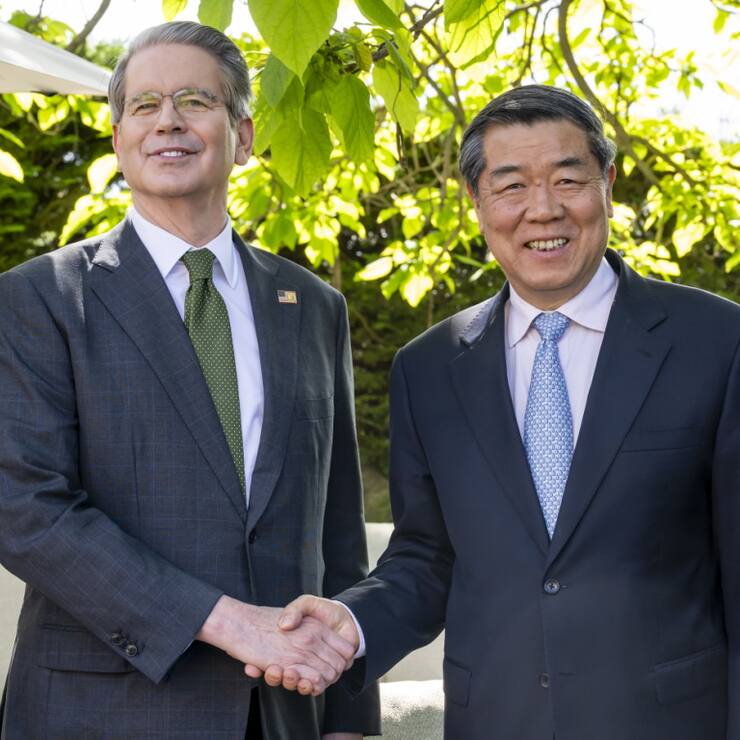 Après un premier round de discussions à Genève en mai, le secrétaire américain au Trésor Scott Bessent (à gauche) et le Vice-Premier ministre chinois He Lifeng se rencontrent lundi à Londres dans un lieu tenu secret pour de nouvelles négociations commerciales (archives).