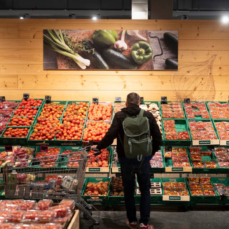 Selon l'association Marchés Equitables Suisse, les fournisseurs de légumes, fruits ou baies devront à l&#8217;avenir reverser une partie de leur chiffre d&#8217;affaires à Coop sous forme de "bonus" (image symbolique).