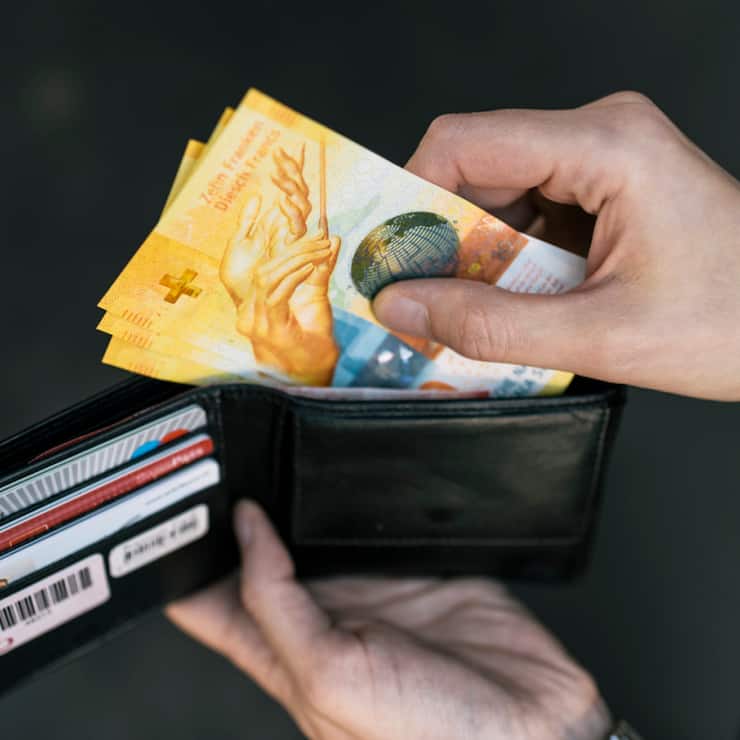 Les Suisses tiennent à l'argent liquide même s'ils y ont de moins en moins recours (photo d'illustration).