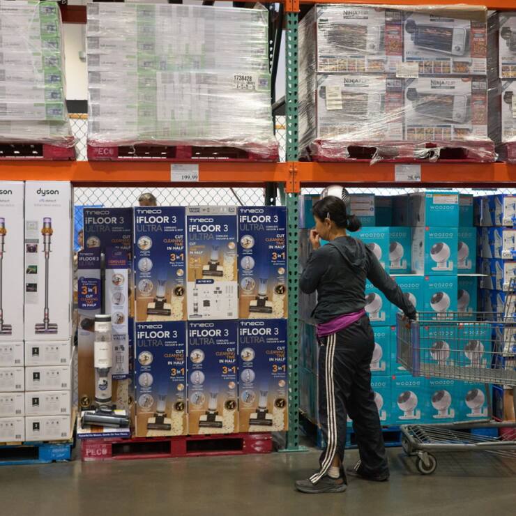 Les entreprises américaines "écoulent toujours les stocks" constitués avant l'entrée en vigueur des droits de douane, a estimé Kathy Bostjancic, économiste de Nationwide.