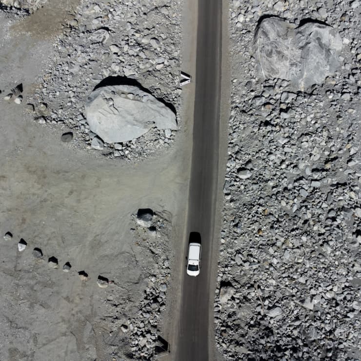 Le gouvernement tessinois a donné jeudi des informations sur la reconstruction des vallées de la Maggia et de la Bavona. La route de la vallée de la Bavona (en photo) a été fortement endommagée lors des intempéries de juin 2024 (archives).