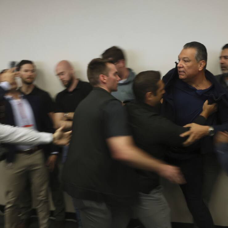 Le sénateur démocrate Alex Padilla a été jeté au sol et brièvement menotté par les services de la ministre de Trump.