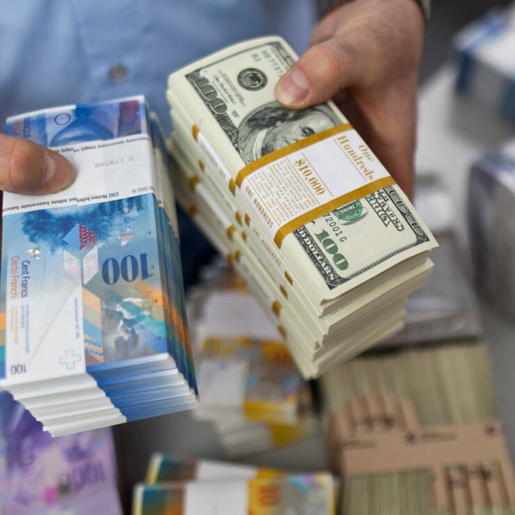 L'envolée de la devise suisse devrait encore compliquer quelque peu la tâche de la Banque nationale suisse (BNS) qui veut éviter une appréciation trop importante de sa monnaie (archives).