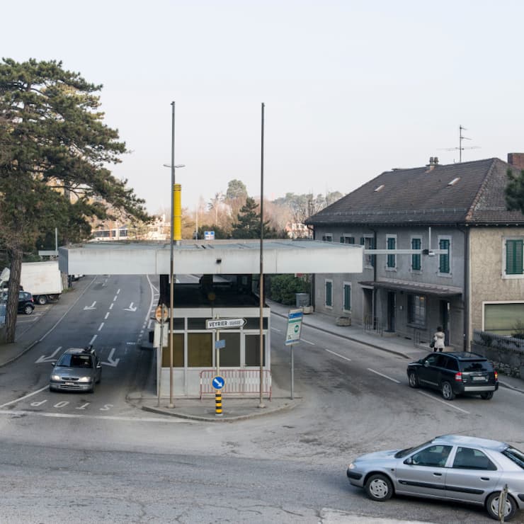Avec l'adhésion à l'espace Schengen, la Suisse a abandonné les contrôles aux frontières. Ici le poste frontière de Vernier (GE) (archives).