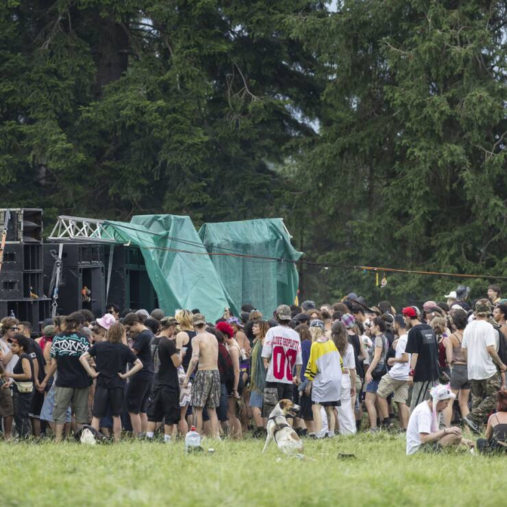 Avant de s'installer dans un pâturage sur les hauts de Malleray (BE) dans la nuit de vendredi à samedi, les fêtards avaient essayer d'organiser leur événement illégal à Soulce (JU).