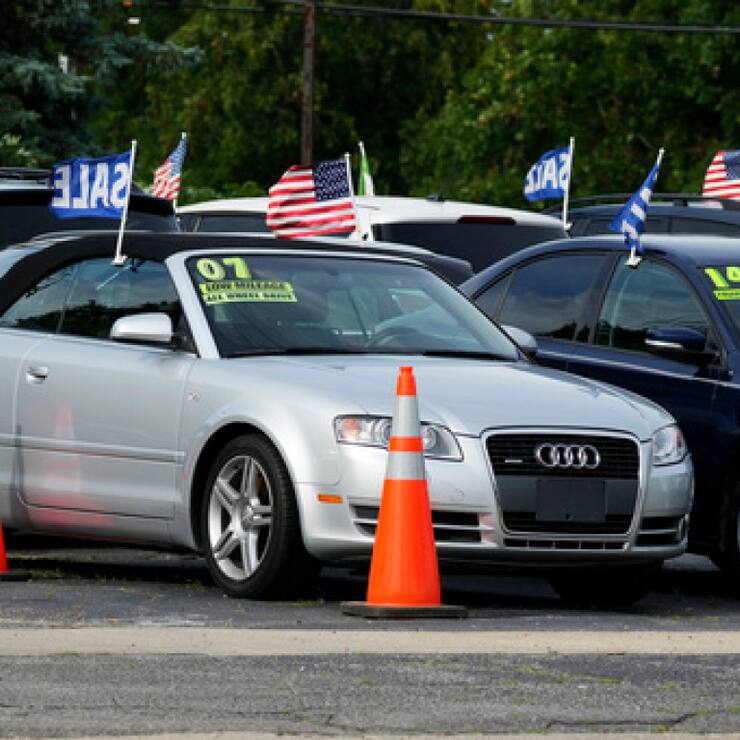 Les vendeurs de voitures et pièces détachées ont connu la plus forte baisse (-3,5% de ventes sur un mois), suivis par le secteur de matériaux de construction et d'entretien des jardins (-2,7%) (archives).