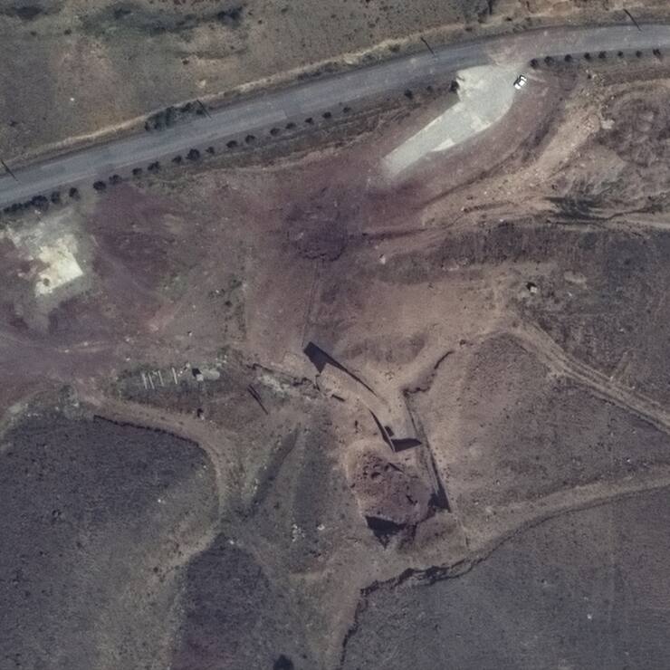 Cette image montre une base de lancement de missiles iranienne détruite par Israël.
