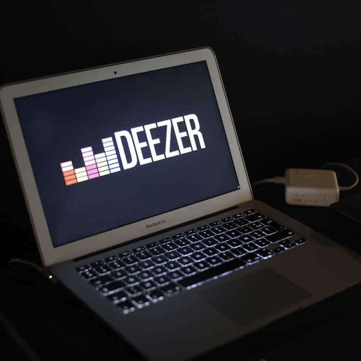 Les albums contenant des titres entièrement générés par l'intelligence artificielle (IA) sont désormais signalés par une mention à l'attention des utilisateurs de la plateforme de streaming française Deezer.