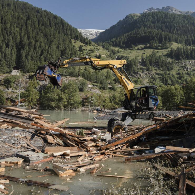 La banque Raiffeisen a collecté plus de 4 millions de francs en faveur des victimes de l'éboulement du 28 mai qui a détruit en grande partie le village de Blatten (VS). Les dégâts ont été estimés à 320 milions (archives).