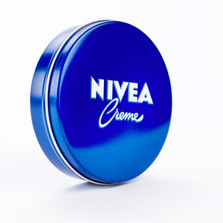 La Commission de la concurrence (COMCO) a ouvert une enquête contre Beiersdorf. L'entreprise allemande de cosmétiques refuse vraisemblablement à Migros l'achat de produits de la marque Nivea aux mêmes conditions qu'à l'étranger.