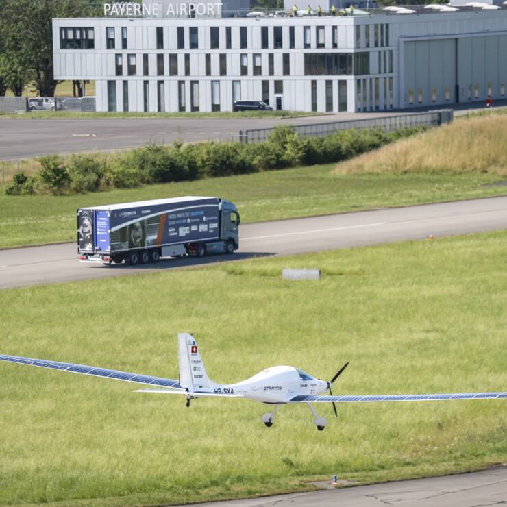 SolarStratos s'est mesuré mardi matin à un camion électrique de Planzer.