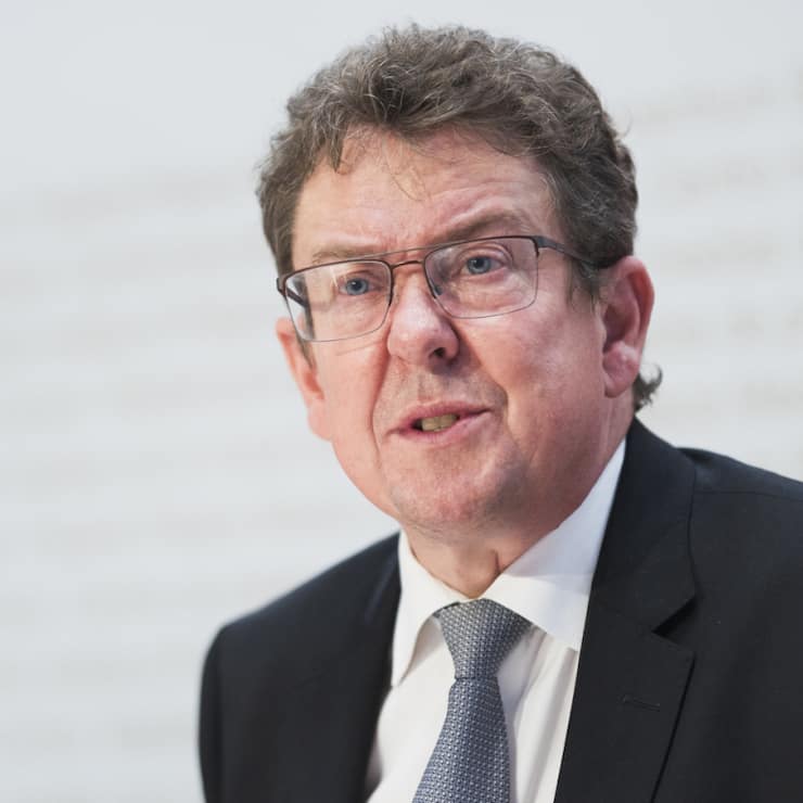 Le conseiller fédéral Albert Rösti était à Paris en février à un sommet sur l'IA, où il avait déjà exprimé la volonté de la Suisse d'accueillir un prochain sommet (archives).