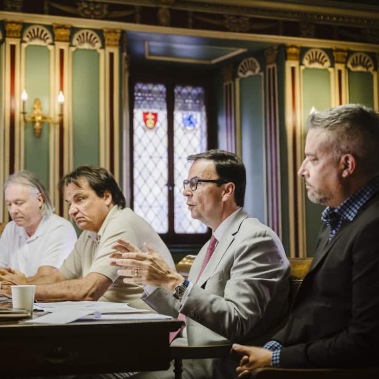 Martin Zurwera (président de l'Association valaisanne de football), Christian Constantin (président du FC Sion), Philippe Varone (président de la Ville de Sion) et Stéphane Ganzer (conseiller d'Etat valaisan) ont fait le point sur l'avenir du football d'élite en Valais, vendredi matin.