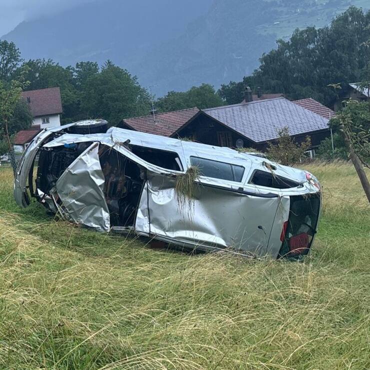 La voiture s'est immobilisée 150 mètres en dessous de la route après avoir dévalé une pente raide et effectué des tonneaux.