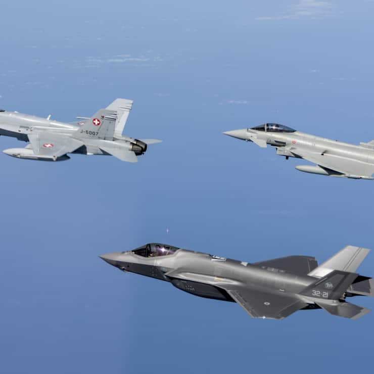 L'avion de combat de type F-35 (en bas) doit remplacer l'actuel F/A-18 (en haut à gauche). (Photo d'archives)