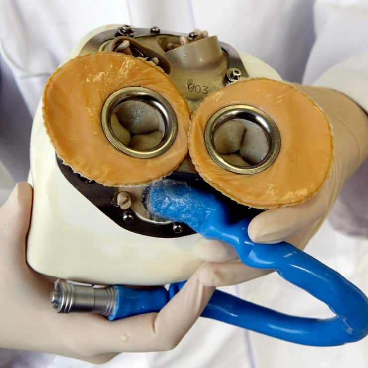 Le pionnier du coeur artificielle implantable espère pouvoir continuer à assurer le suivi des patients déjà greffés. (archive)