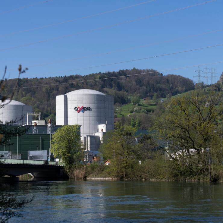 Si la température de l'Aar devait encore se dégrader, les deux réacteurs de la centrale nucléaire de Beznau (AG), qui fonctionnent à mi-puissance depuis dimanche, pourraient être mis à l'arrêt (archives).