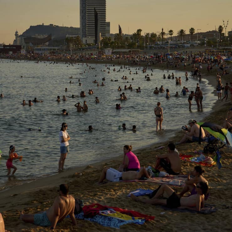 Des baigneurs tentent de se rafraîchir à Barcelone.