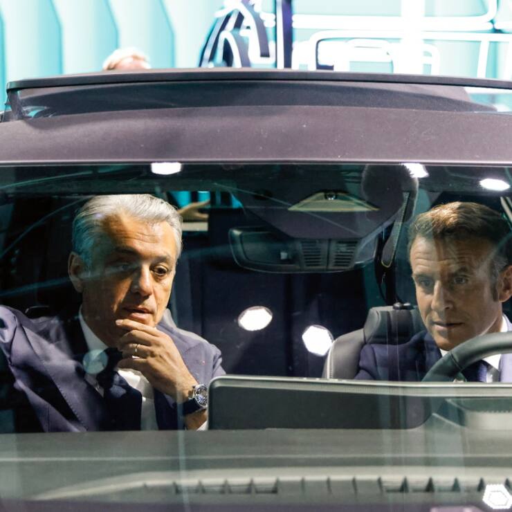 La marque au losange revendique un ajustement purement comptable, sans lien avec le départ récemment annoncé de son directeur général Luca de Meo, ici passager d'Emmanuel Macron. (archive)