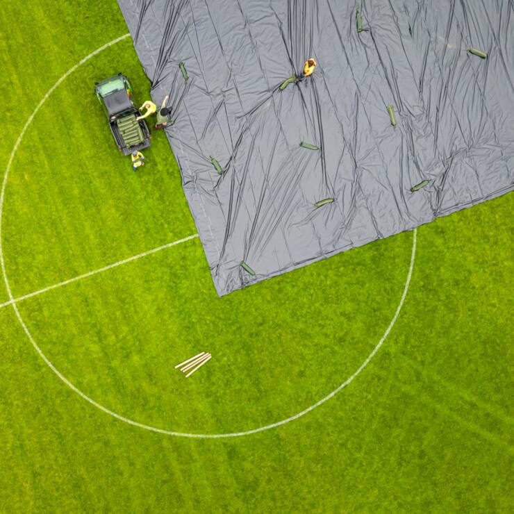 L'année dernière, un terrain de football de Kloten a été recouvert d'un film plastique en raison d'une infestation de scarabées du Japon. Ce film devait empêcher les scarabées de s'envoler. (photo d'archives)