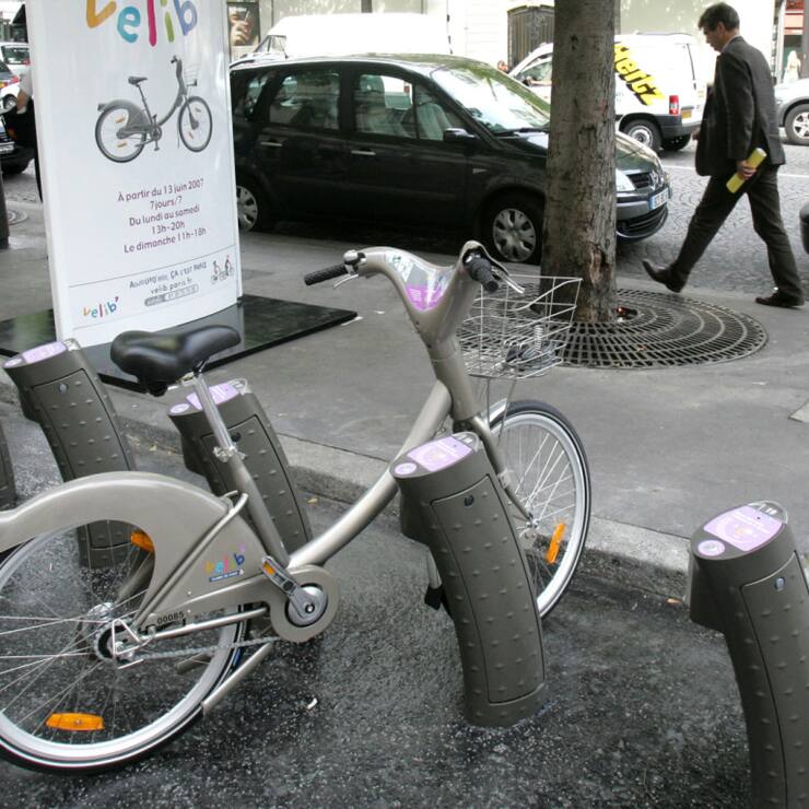 Les Vélib', qui se bloquent automatiquement après 24 heures, sont alors abandonnées. (archives)