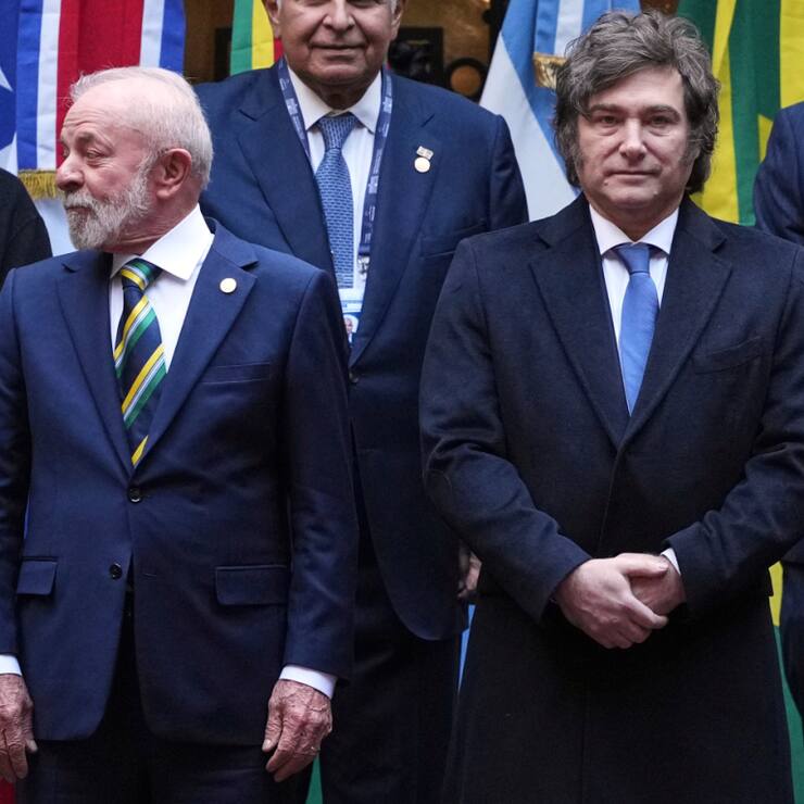 Le président Luiz Inacio Lula da Silva (à g.) et son homologue argentin Javier Milei lors du sommet du Mercosur à Buenos Aires.