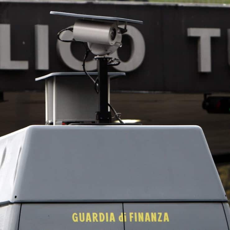 Durant l'enquête, la brigade financière italienne a notamment découvert quelque 100'000 euros cachés dans une voiture à la frontière avec la Suisse (image symbolique).