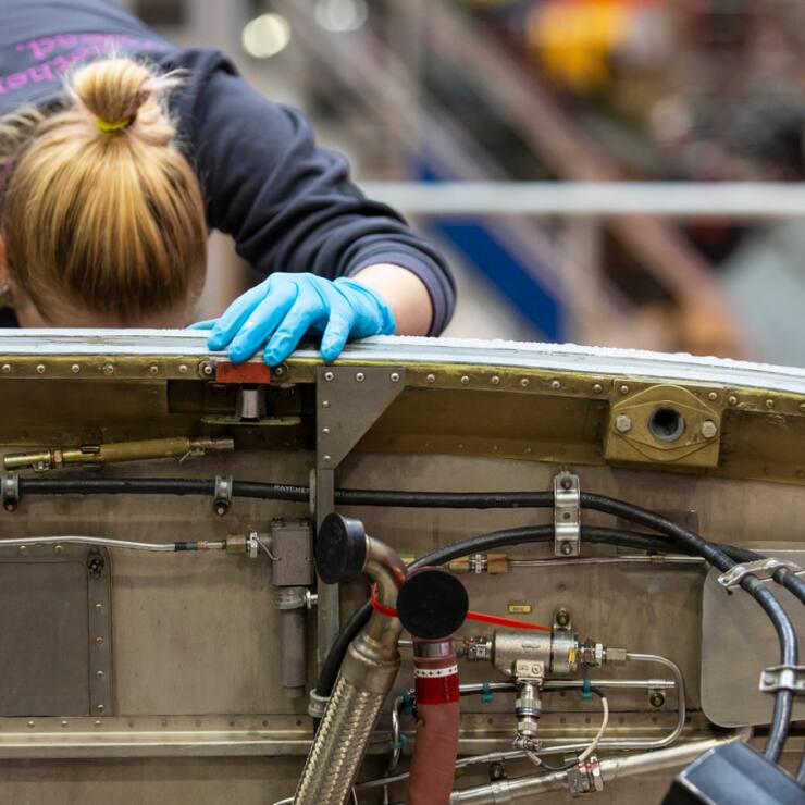 Une employée de l'entreprise d'armement Ruag au travail (photo d'archives)