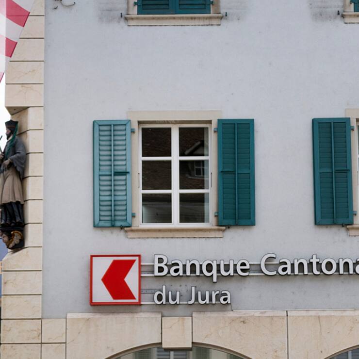 Pour 2025, le système bancaire suisse, englobant les banques cantonales et une vingtaine d'établissements comme UBS, devrait "continuer à bénéficier de conditions économiques solides et de la baisse des taux directeurs", selon les analystes de Moody's.