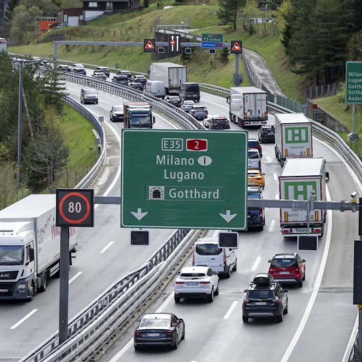 Les vacanciers vers le Sud ont souvent dû patienter samedi et dimanche plus d'une heure et demie devant le portail nord du Gothard (archives).