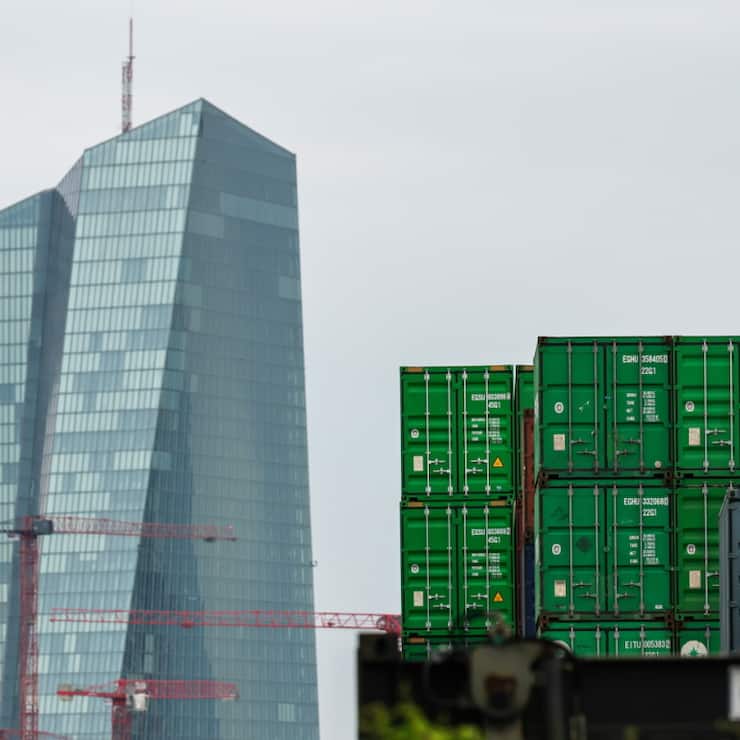 La présidente de la Commission européenne - qui négocie au nom des Etats membres de l'UE a choisi pour le moment de temporiser, sous pression notamment de pays, comme l'Allemagne, dont les ventes vers les Etats-Unis représentent la part la plus importante du total des exportations de l'UE.