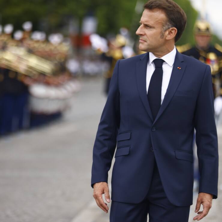 Le président français Emmanuel Macron s'est présenté devant les troupes lundi, jour de la fête nationale française.