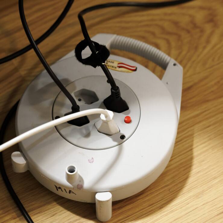 La Confédération a interdit de vente 65 appareils électriques en 2024. Le problème des fiches électriques non européennes non conformes est toujours d'actualité (illustration).